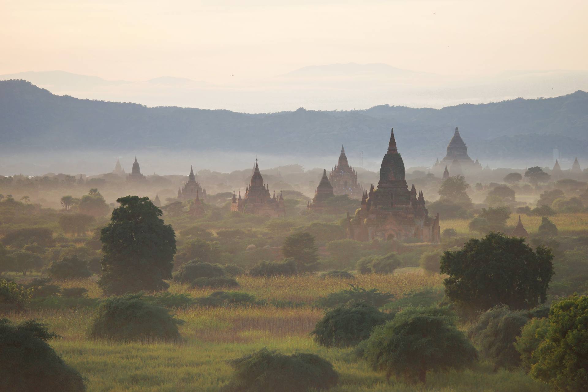 Bauruine Pyathadar (Pyathatgyi) Tempel vor der untergehenden Sonne